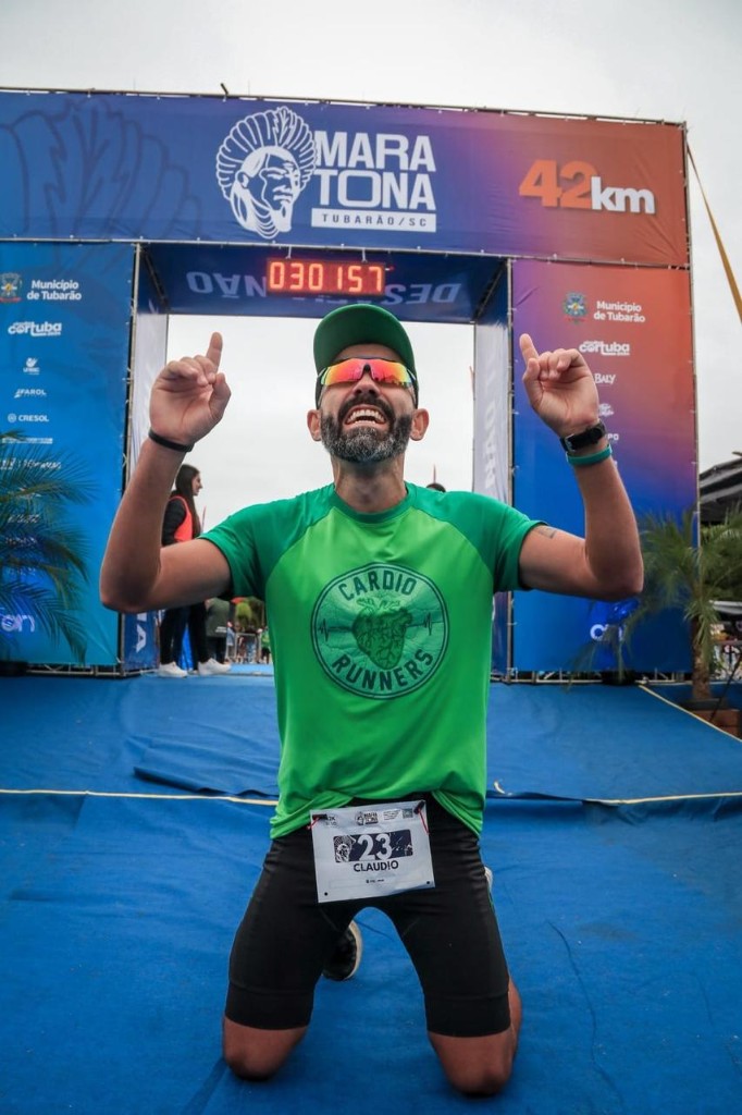 Corredor na linha de chegada de maratona — protocolo Corrida OxyHack