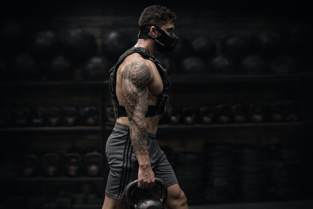 Treino funcional com colete e kettlebell — HYROX