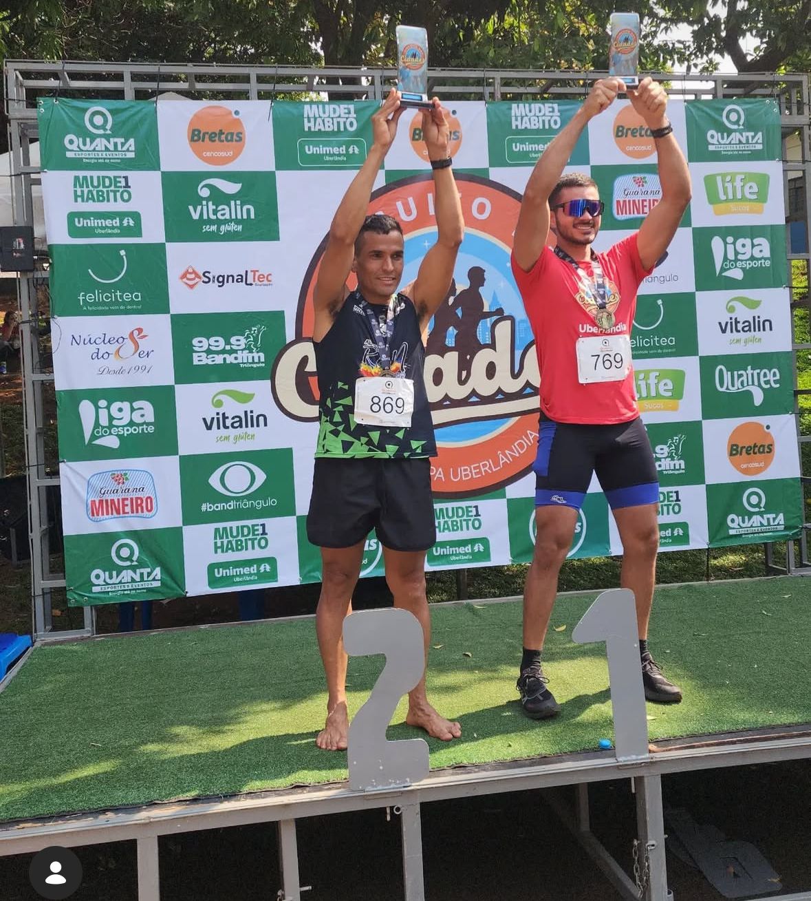 Atletas celebrando no pódio após corrida