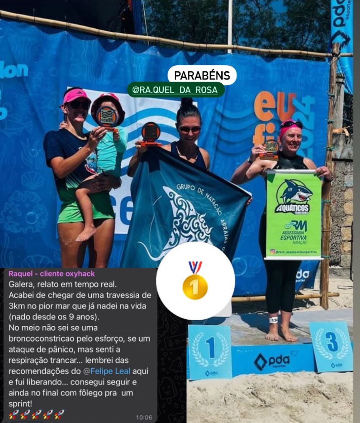 Três atletas no pódio em evento de natação na praia com mensagem de parabéns e depoimento sobre travessia em mar agitado