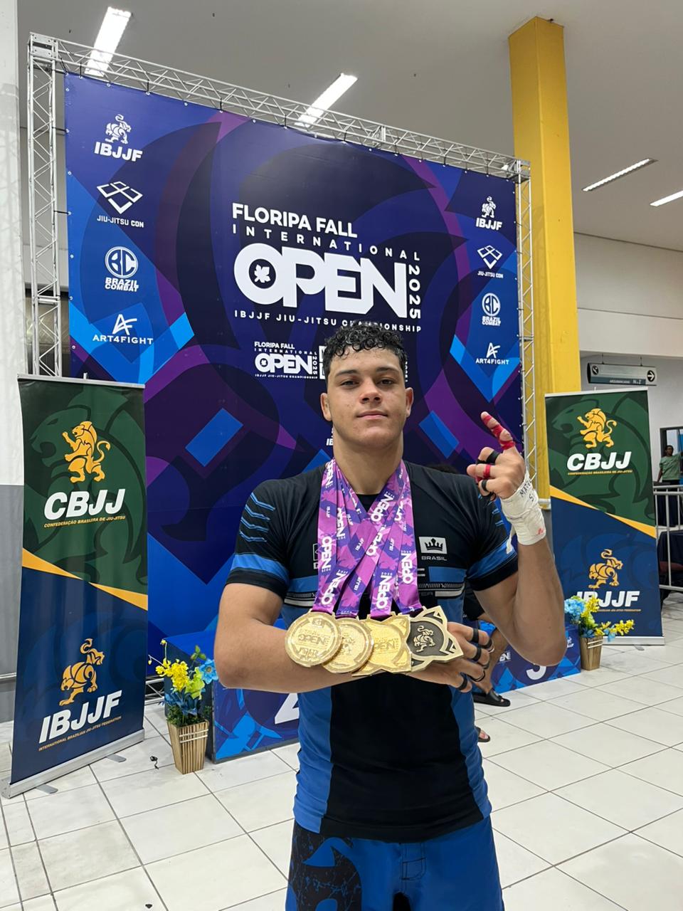 Atleta de Jiu-Jitsu com medalhas no campeonato Floripa Fall IBJJF