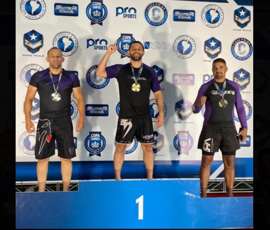 Três atletas no pódio da Copa Prime de Jiu-Jitsu