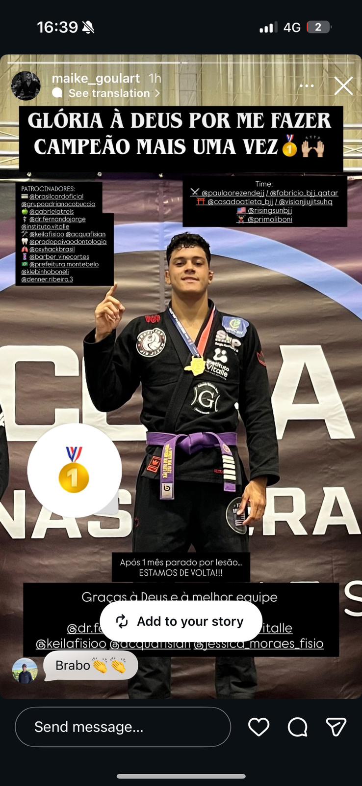 Atleta em kimono com faixa roxa e medalha de ouro após competição