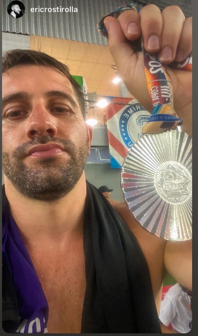 Atleta mostrando medalha da Copa Prime após competição