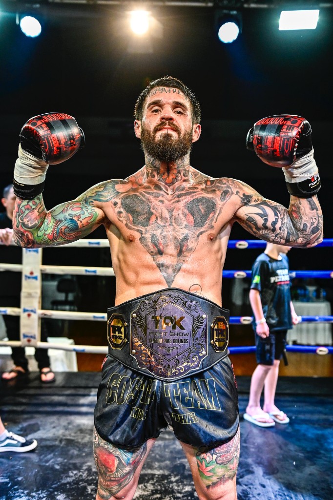 Lutador de Muay Thai com cinturão no ringue